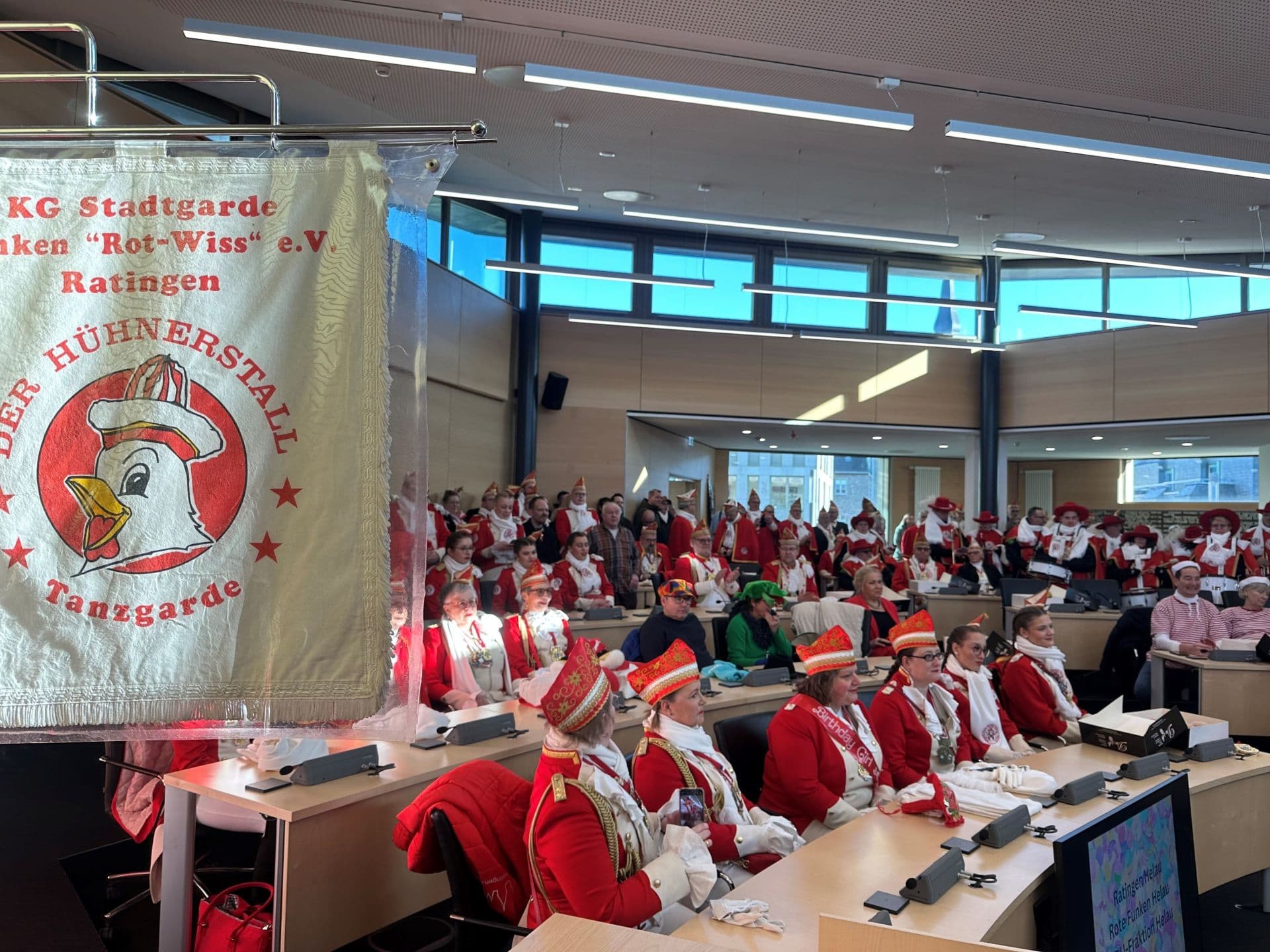 Närrischer Besuch: Rote Funken besuchten CDU-Fraktion im Rahmen ihrer Tingeltour