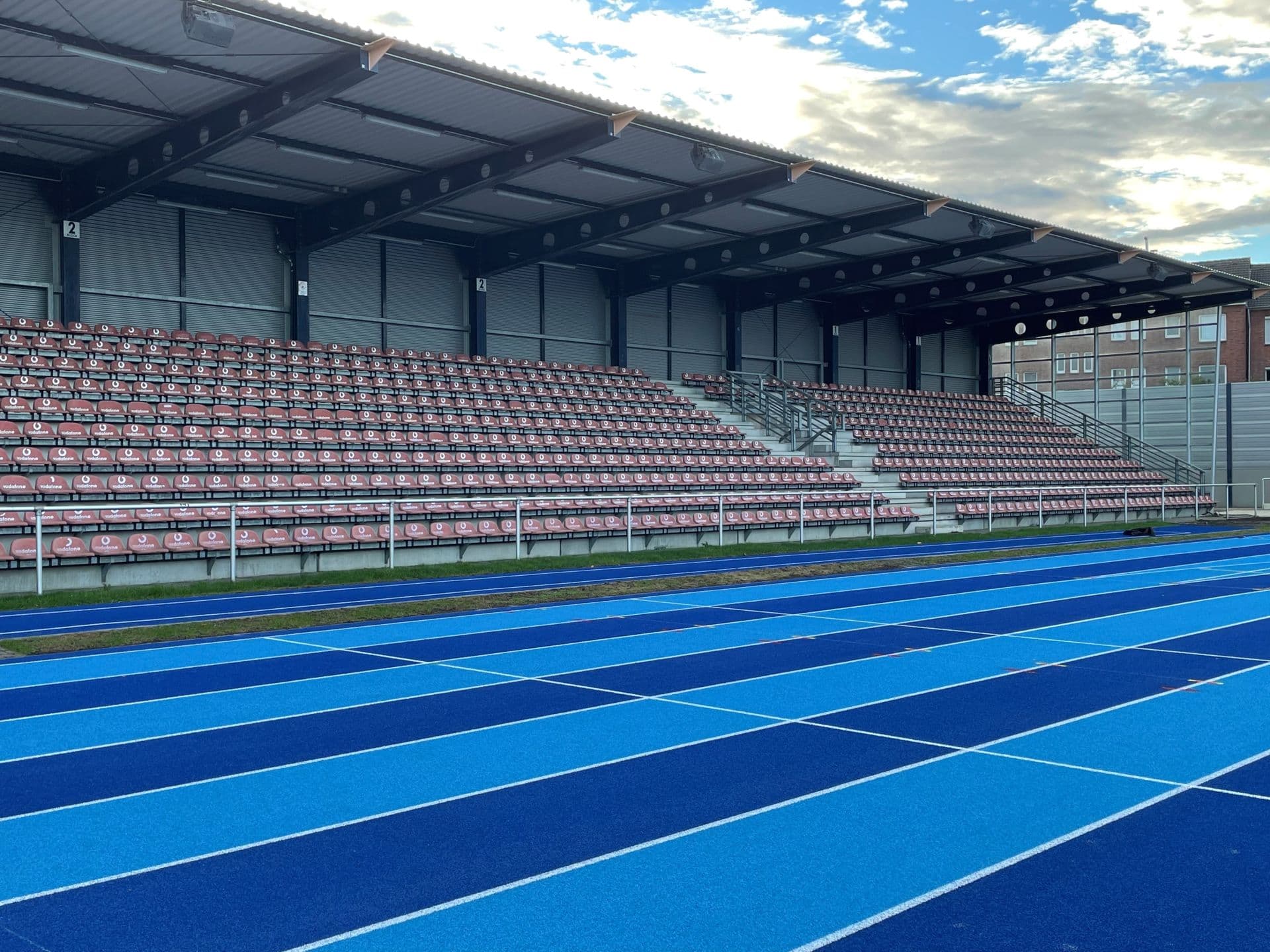 Neue Tartan-Bahn begeistert, Stadion-Bestuhlung verbesserungswürdig