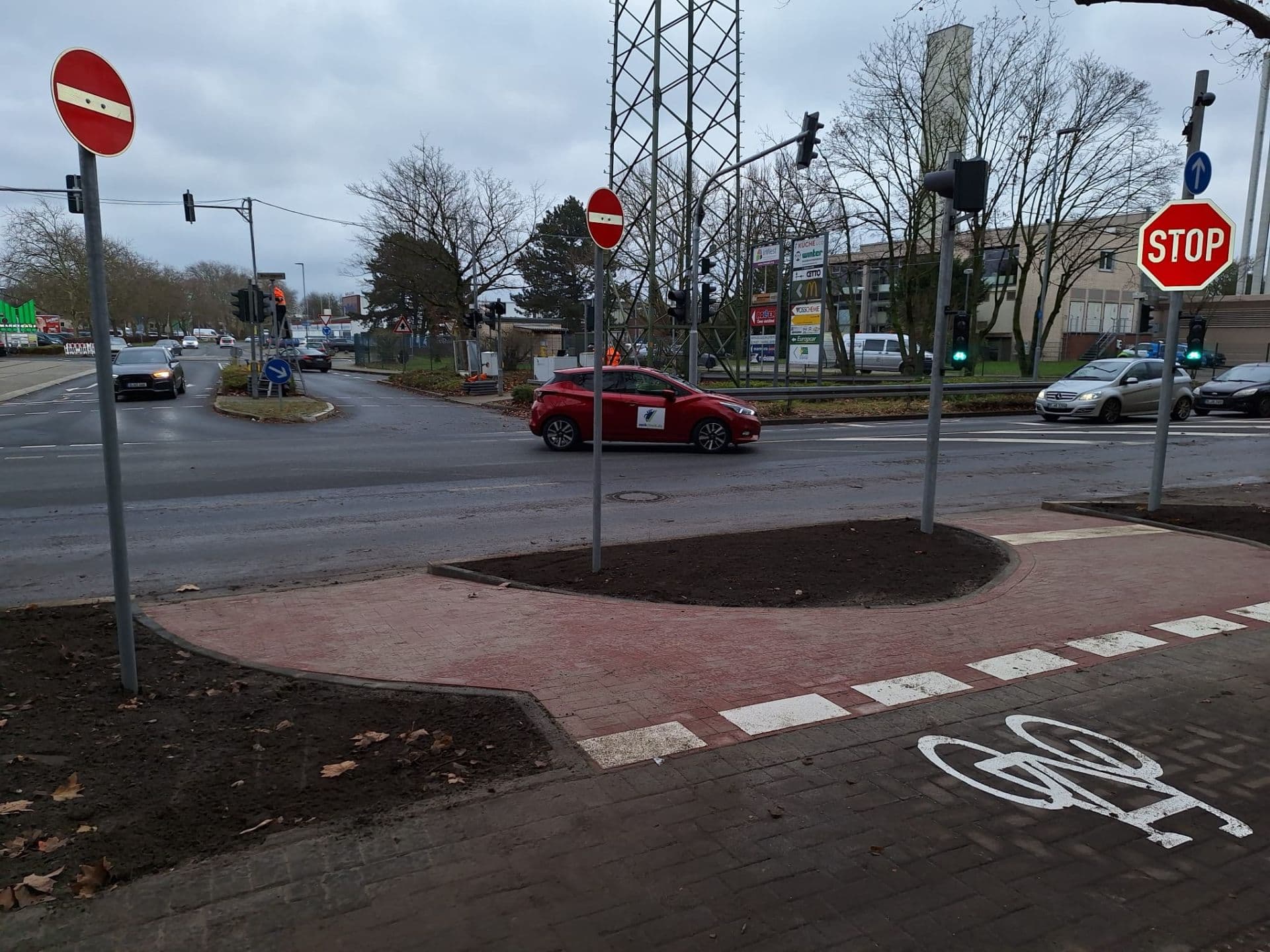 Smarte Ampel und neue Radschleuse an der Westtangente-Am Sandbach fast fertig
