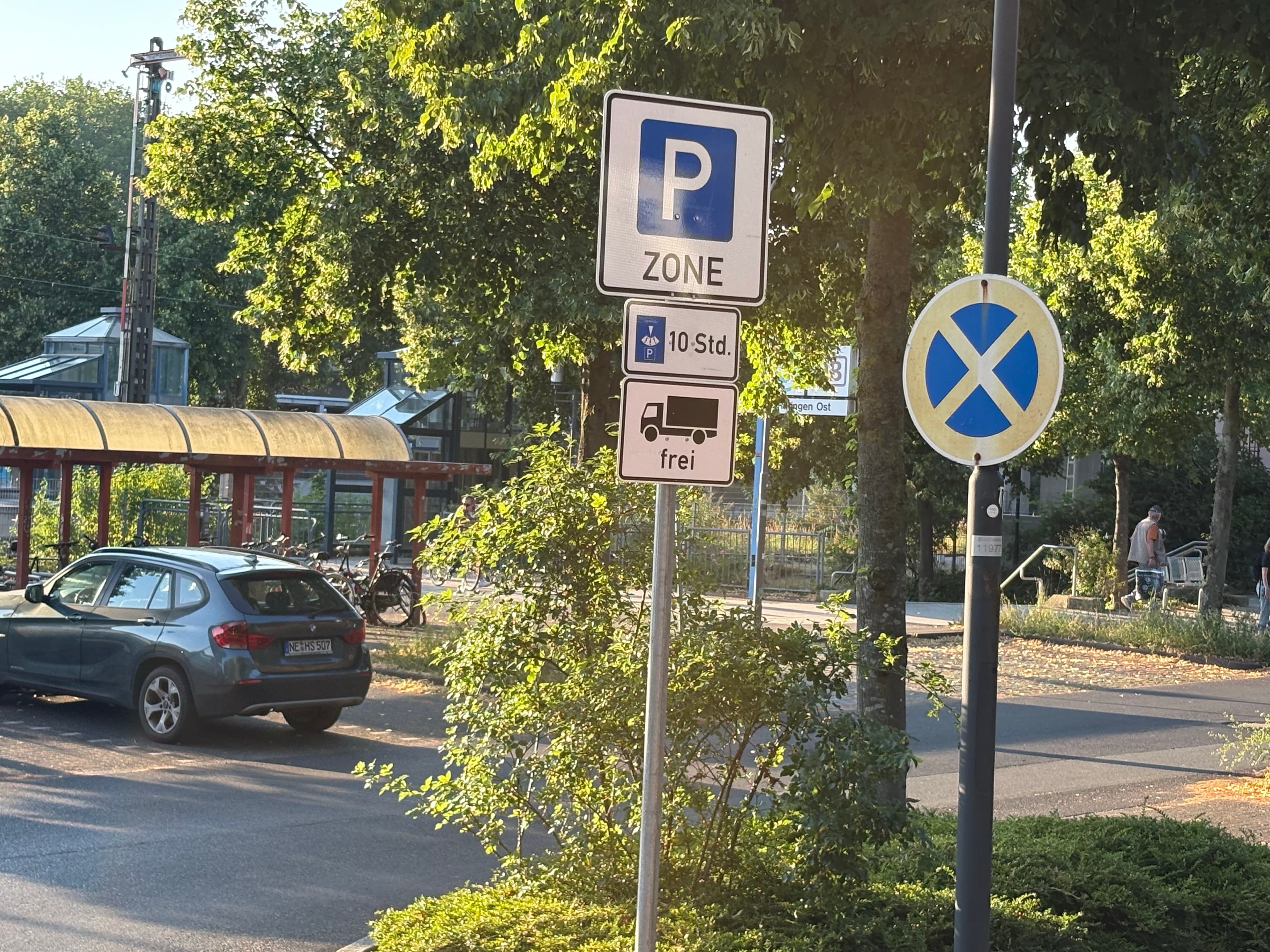 Neu eingerichtete Parkzone am Ostbahnhof soll sogenannte „Flughafenparker“ fernhalten