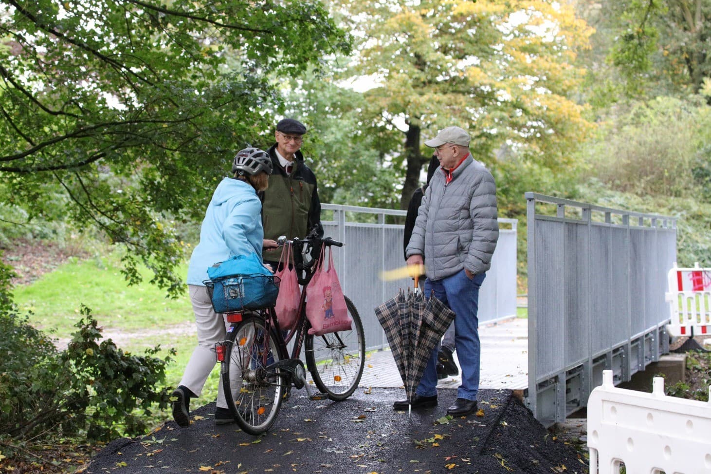 Stadt hält Wort- Einbau der Behelfsbrücke am Haselnussweg abgeschlossen